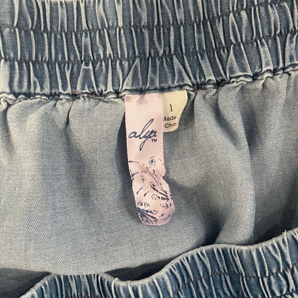 Francescas Alla Off the Shoulder Chambray Denim Blouse - Picture 4 of 5